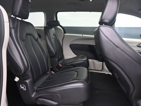 Used 2024 Chrysler Pacifica Touring-L FWD image 14