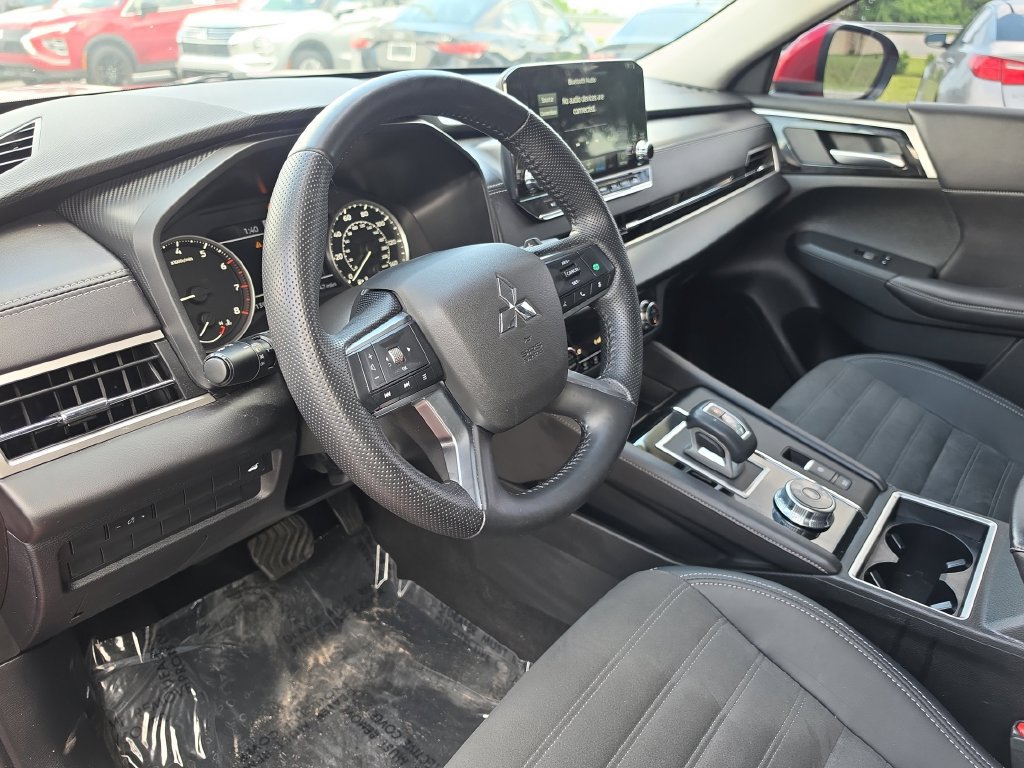 Used 2024 Mitsubishi Outlander SE Black Edition FWD image 16