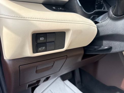 Used 2020 Toyota Highlander XLE AWD/4WD image 24