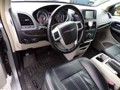 Used 2014 Chrysler Town & Country Touring FWD image 16