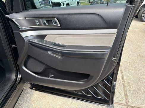 Used 2017 Ford Explorer XLT w/ Equipment Group 202A FWD image 18