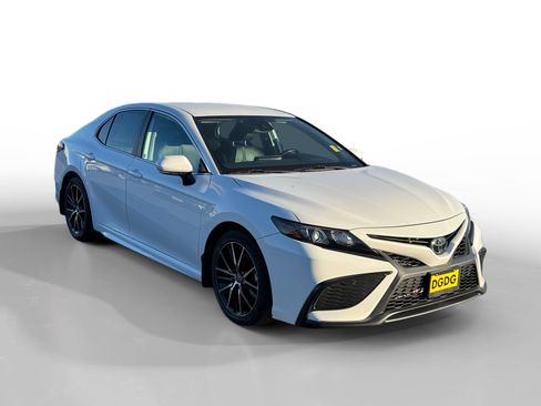 Used 2024 Toyota Camry SE image 7