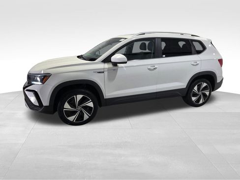 Used 2023 Volkswagen Taos SE w/ Panoramic Sunroof Package AWD/4WD image 26