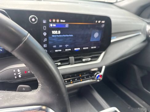 Used 2025 Chevrolet Equinox LT w/ Convenience Package II FWD image 17