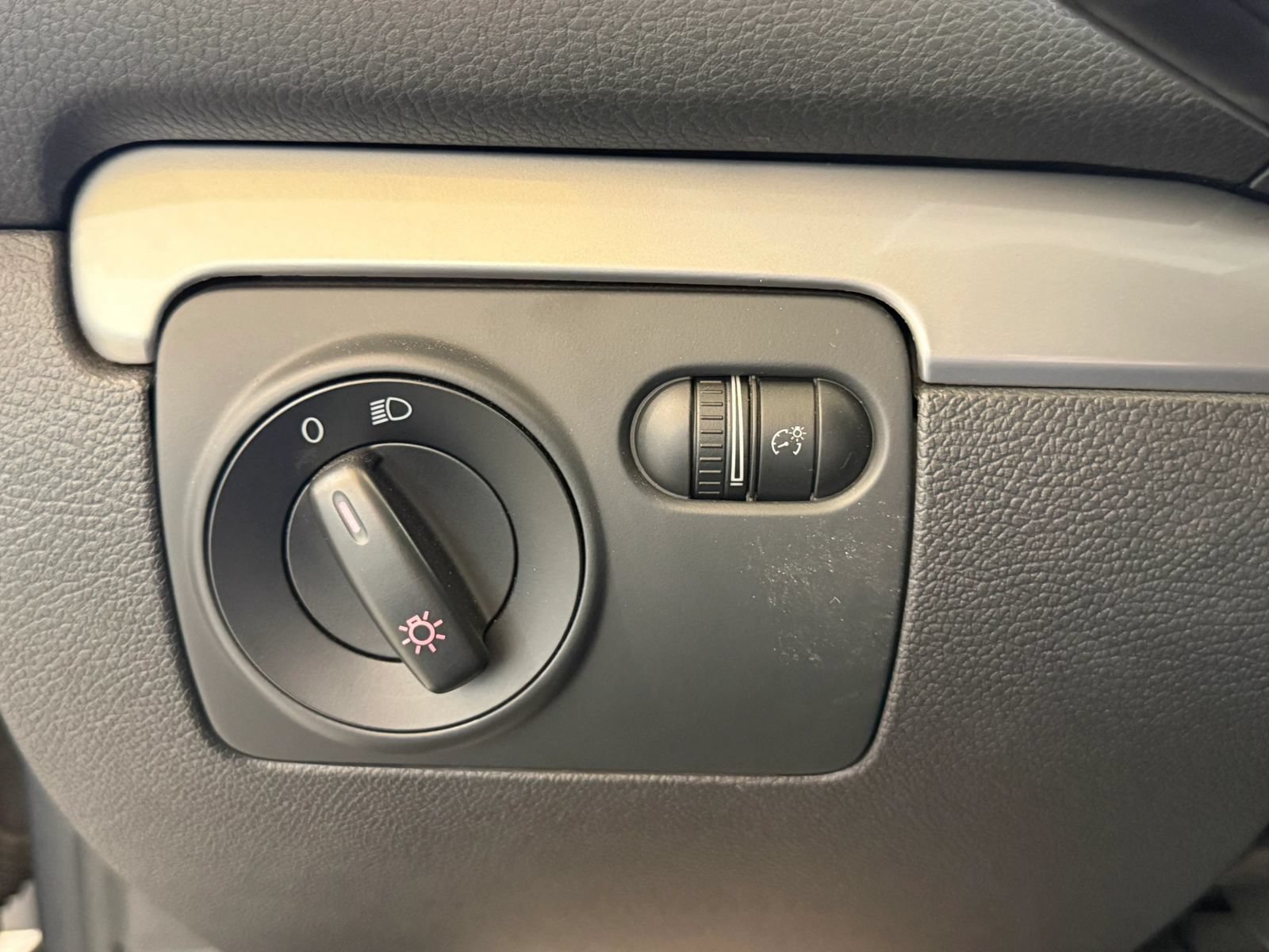 Used 2012 Volkswagen Golf 4-Door FWD image 17