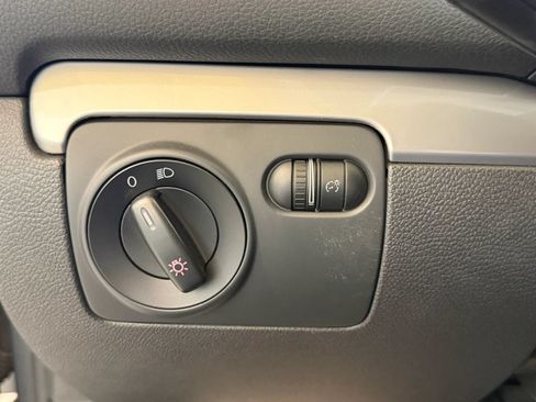Used 2012 Volkswagen Golf 4-Door FWD image 17