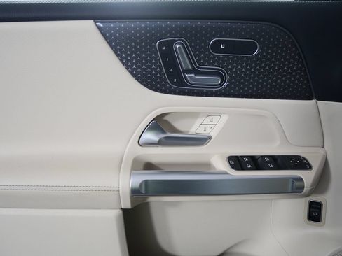 Used 2024 Mercedes-Benz GLB 250 4MATIC image 8