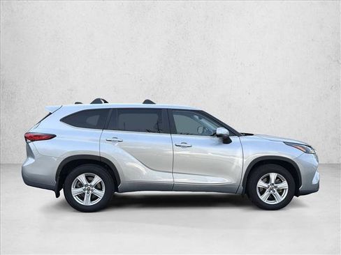 Used 2023 Toyota Highlander LE FWD image 4