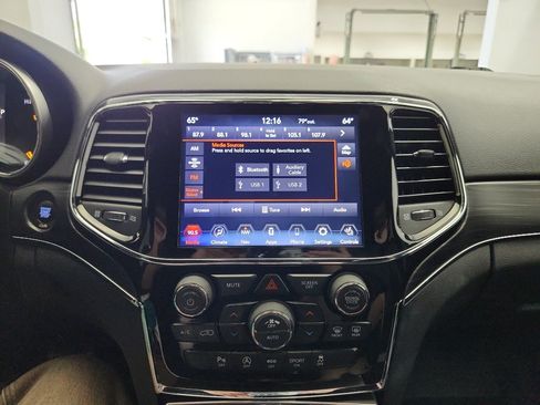 Used 2020 Jeep Grand Cherokee Limited w/ Luxury Group II AWD/4WD image 16