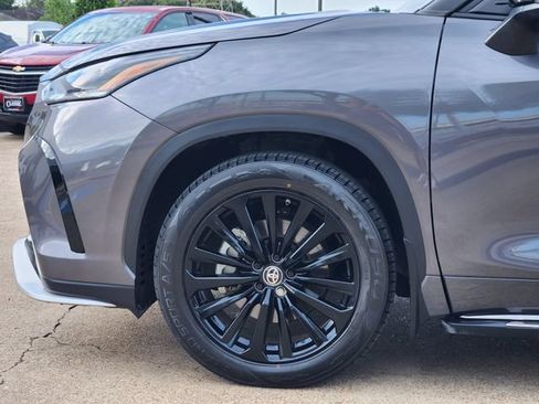 Used 2023 Toyota Highlander XSE FWD image 9