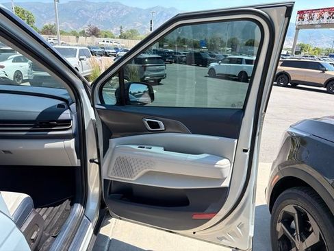 Used 2025 Kia Carnival SX w/ SX Dark Edition Package FWD image 36