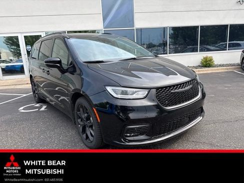Used 2025 Chrysler Pacifica Limited FWD image 1
