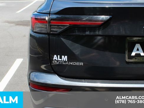 Used 2025 Mitsubishi Outlander SE FWD image 12