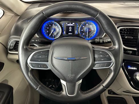 Used 2018 Chrysler Pacifica Touring-L w/ Premium Audio Group image 12