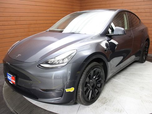 Used 2022 Tesla Model Y Long Range image 13