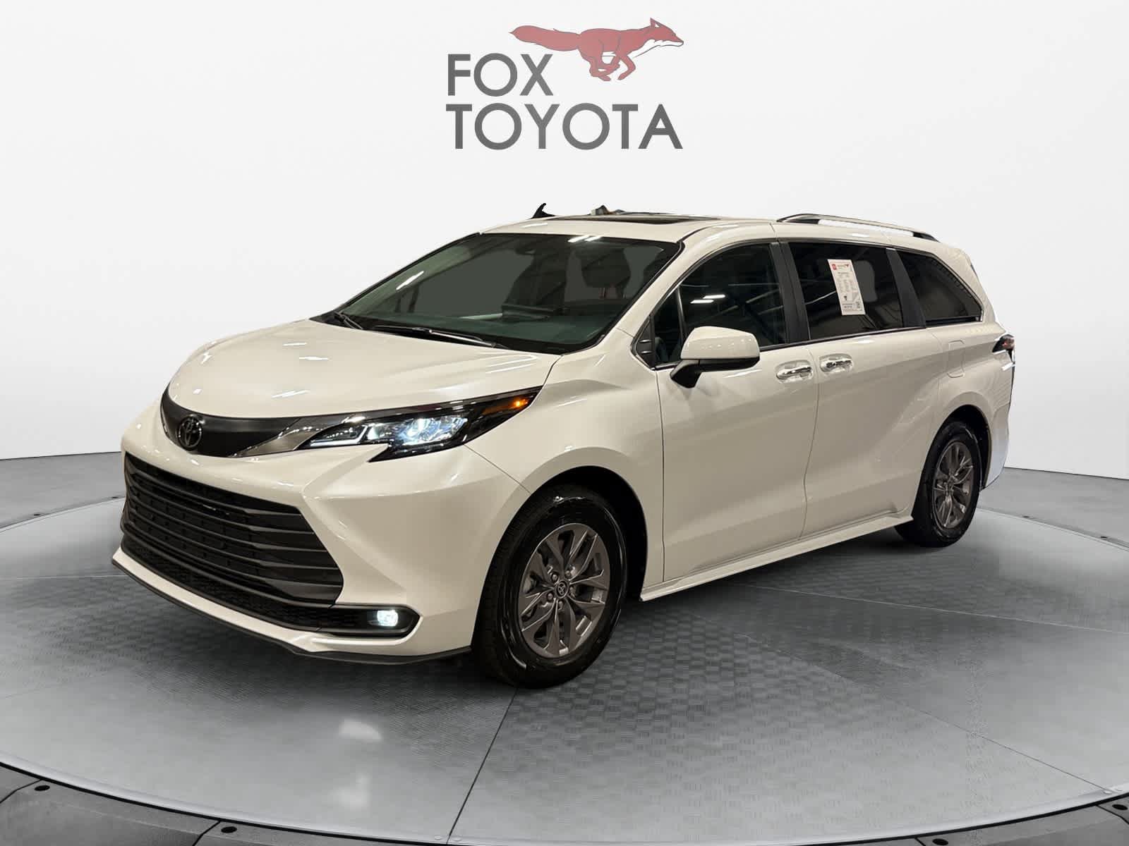 Used 2026 Toyota Sienna XLE FWD image 1