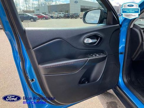 Used 2022 Jeep Cherokee Trailhawk image 4