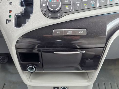 Used 2014 Toyota Sienna LE AWD/4WD image 33