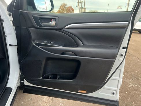Used 2019 Toyota Highlander SE image 22