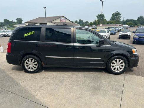 Used 2014 Chrysler Town & Country Touring w/ Trailer Tow Group FWD image 4