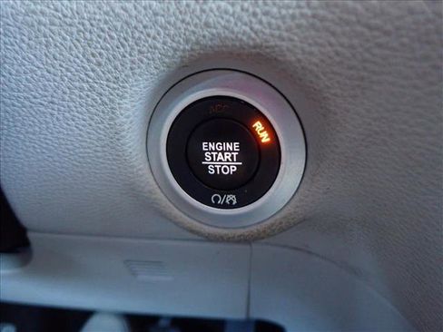 Used 2022 Chrysler Pacifica Touring-L image 25