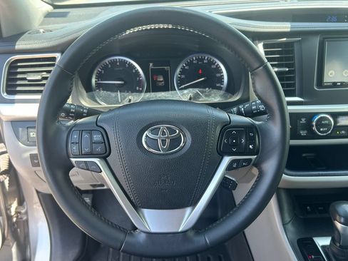 Used 2017 Toyota Highlander Limited AWD/4WD image 22