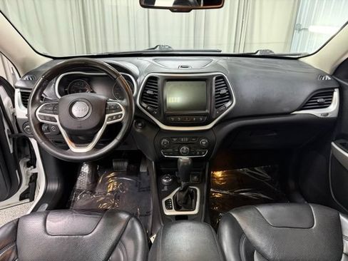 Used 2017 Jeep Cherokee Overland w/ Technology Group AWD/4WD image 12