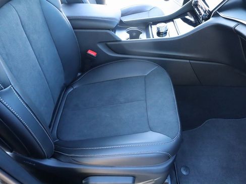 New 2025 Jeep Grand Cherokee Altitude image 13