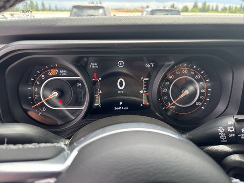 Used 2025 Jeep Wrangler Unlimited Sahara AWD/4WD image 40