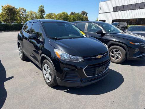 Used 2018 Chevrolet Trax LS FWD image 2