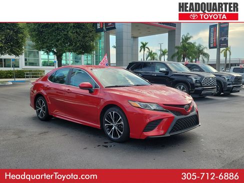 Used 2020 Toyota Camry SE FWD image 1