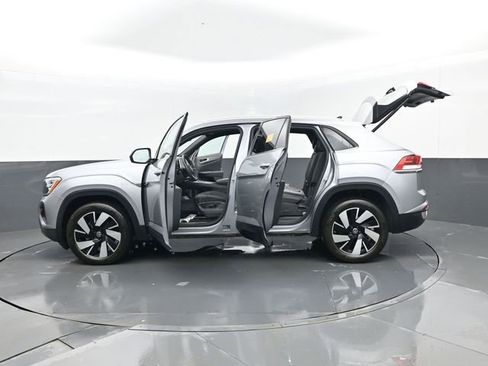 Used 2024 Volkswagen Atlas Cross Sport SE image 31