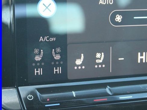 Used 2025 Volkswagen Atlas SE image 36