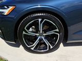 Used 2025 Volvo S60 B5 Core image 3