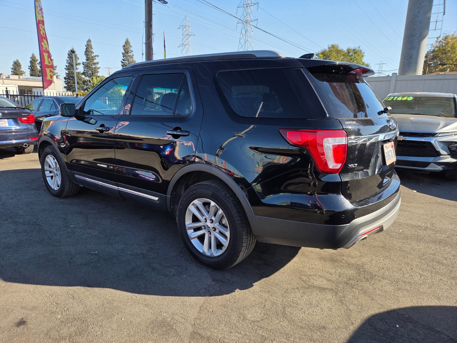 Used 2017 Ford Explorer XLT w/ Equipment Group 202A FWD image 2