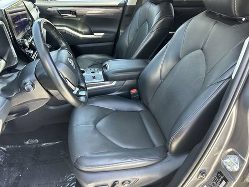 Used 2023 Toyota Highlander Limited AWD/4WD image 19