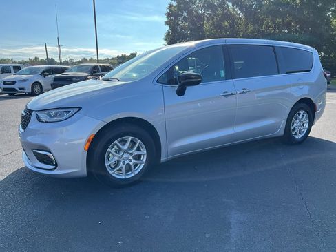 New 2026 Chrysler Pacifica Select image 15