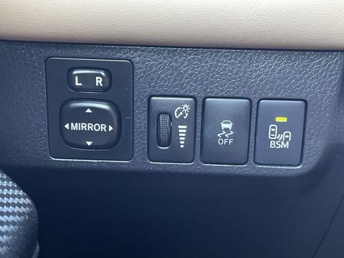 Used 2014 Toyota RAV4 Limited w/ Technology Package AWD/4WD image 29