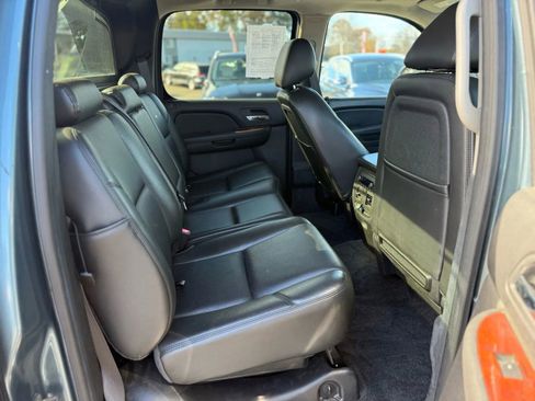 Used 2011 Chevrolet Avalanche LTZ image 11