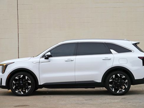 Used 2025 Kia Sorento EX w/ Panoramic Sunroof Package FWD image 8