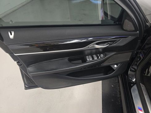 Used 2021 BMW 740i w/ M Sport Package image 9