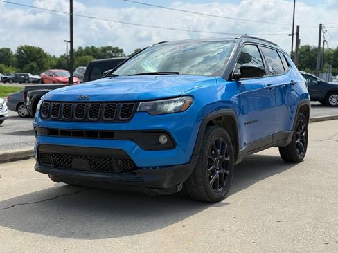 Used 2024 Jeep Compass Latitude w/ Altitude Special Edition AWD/4WD image 2