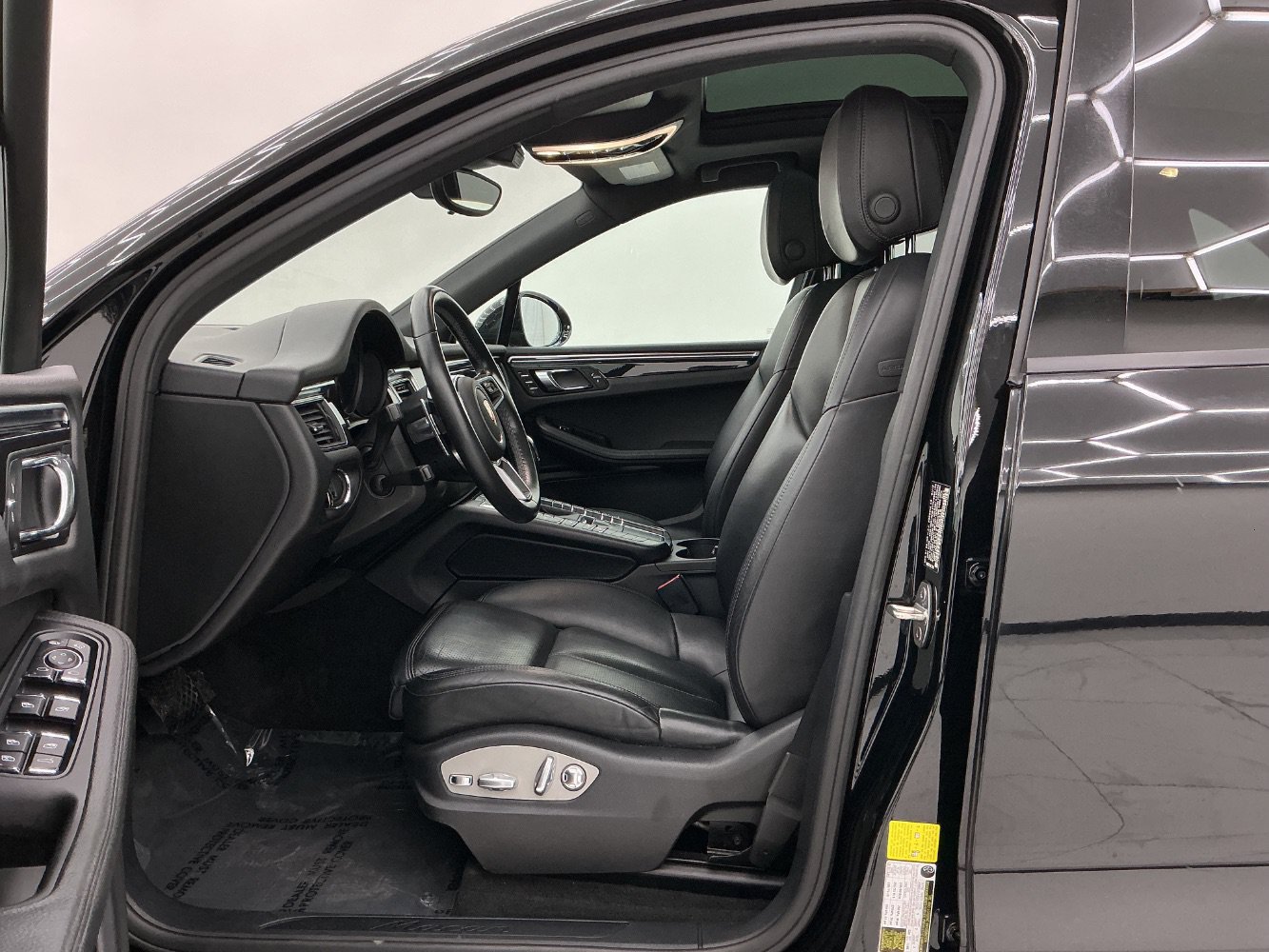 Used 2018 Porsche Macan AWD/4WD image 14