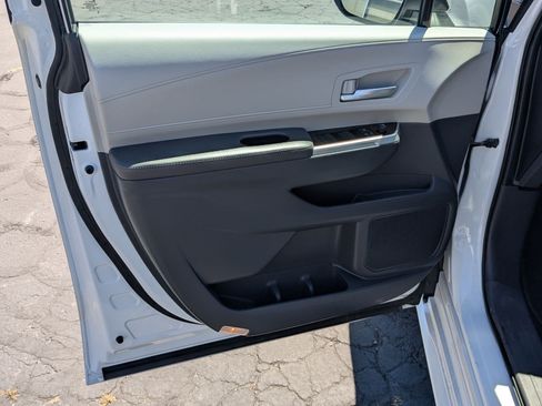 Used 2024 Toyota Sienna XLE FWD image 14
