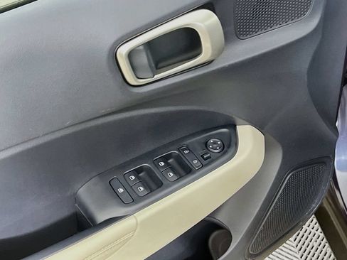 Certified 2025 Hyundai Venue Limited FWD image 17