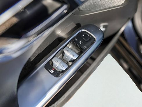 Used 2025 Mercedes-Benz C 300 Sedan image 25