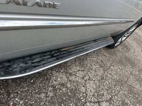 Used 2010 Cadillac Escalade Luxury AWD/4WD image 12