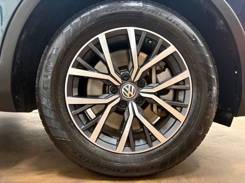 Used 2019 Volkswagen Tiguan SE AWD/4WD image 11