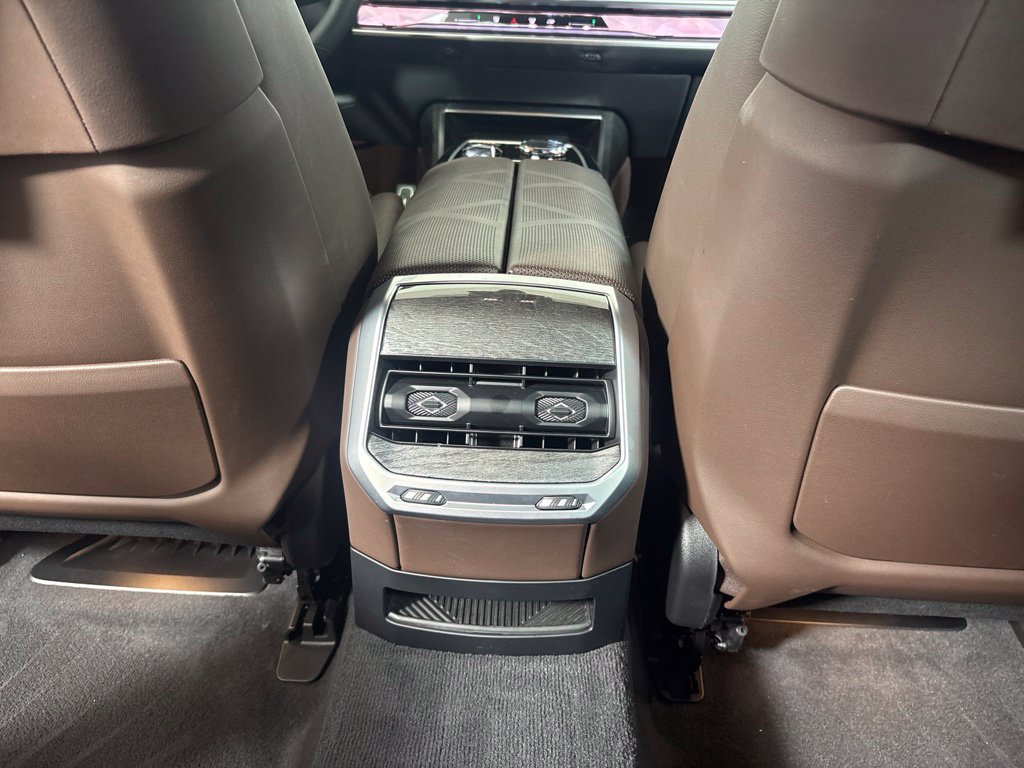 Certified 2024 BMW i7 eDrive50 w/ M Sport Package RWD image 31