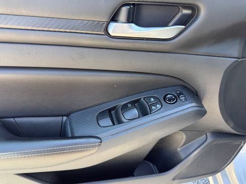 Used 2024 Nissan Altima 2.5 SV FWD image 5